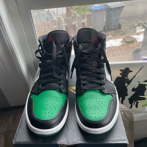 Air Jordan 1 mid green toe